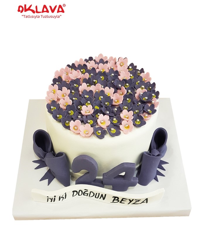 yeni yaş pastası, çiçekli pasta, sevgililere pasta modelleri